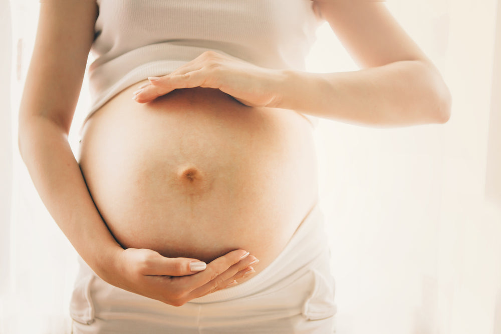 Femme montrant son vente rond